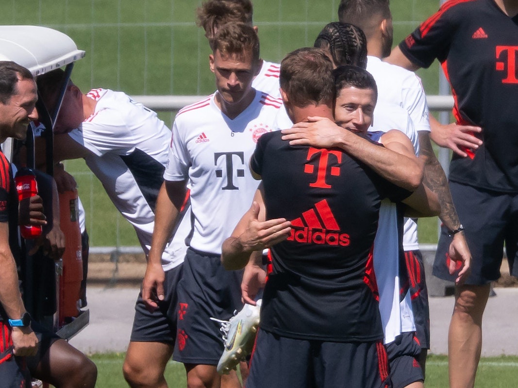 Robert Lewandowski und Trainer Julian Nagelsmann verabschieden sich am Ende des Trainings.