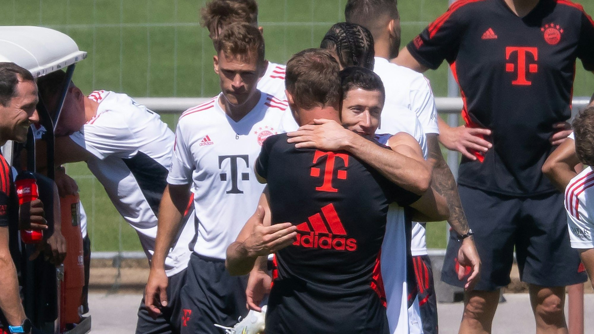 Robert Lewandowski und Trainer Julian Nagelsmann verabschieden sich am Ende des Trainings.