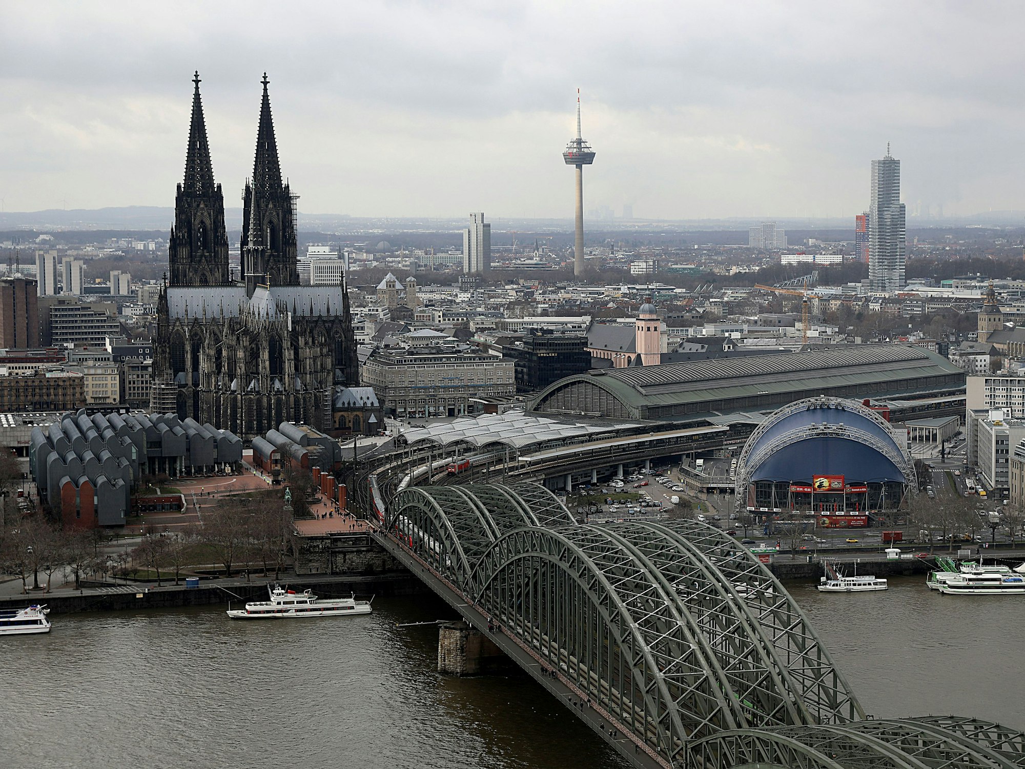 Das Foto aus dem Jahr 2019 zeigt die Stadt Köln von oben, zu sehen ist die Hohenzollernbrücke, der Hauptbahnhof und der Kölner Dom.