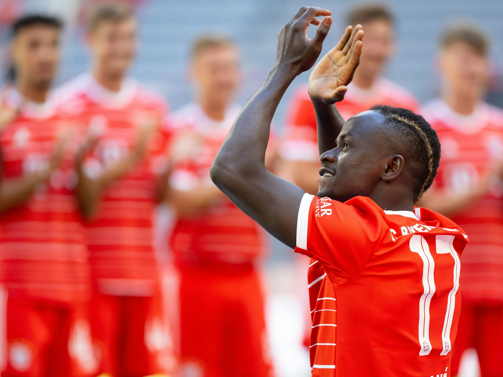 Sadio Mané applaudiert vor seinen Mitspielern in Richtung der Fans.