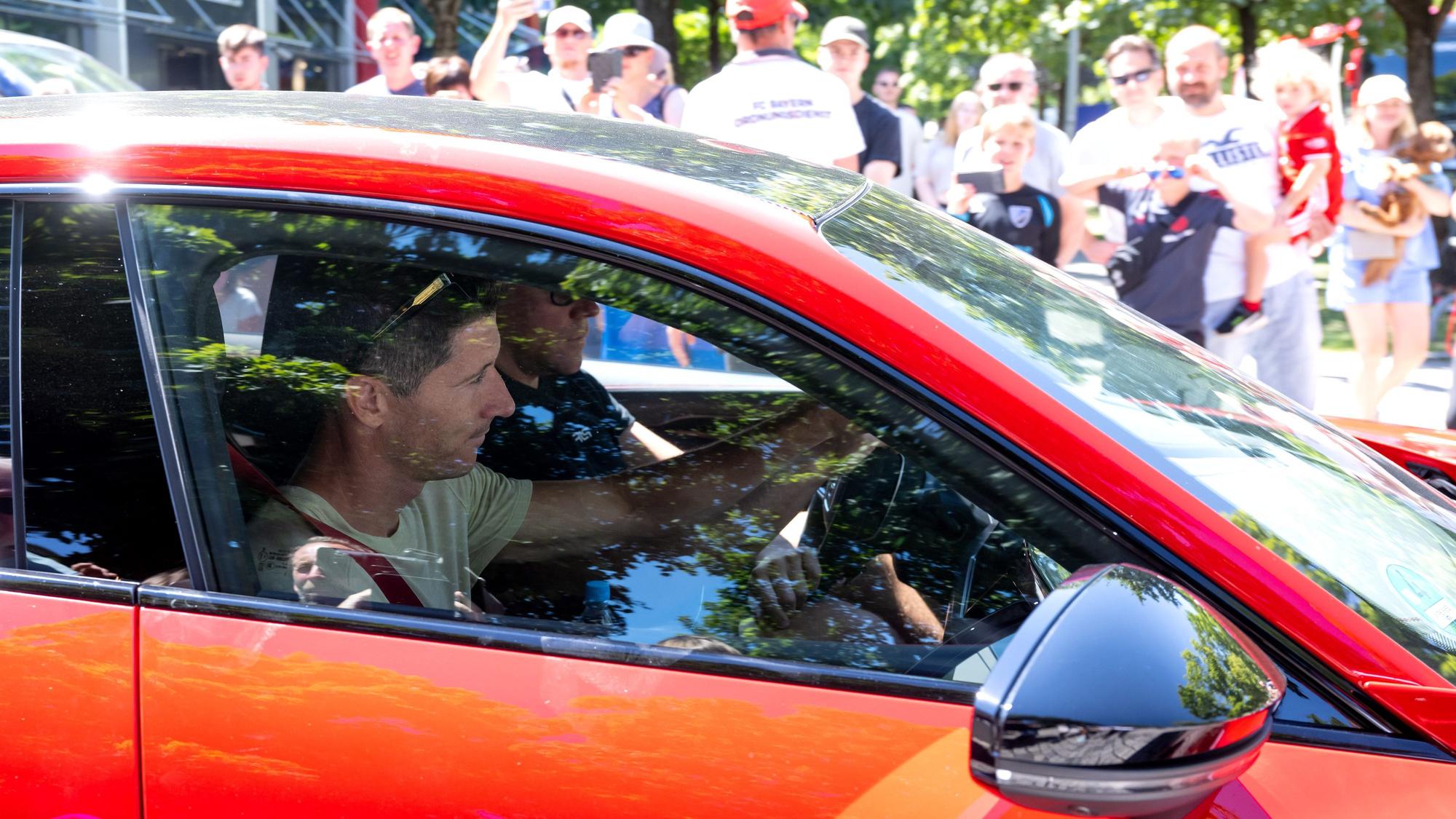 Robert Lewandowski verlässt im Auto nach dem Training das Vereinsgelände.