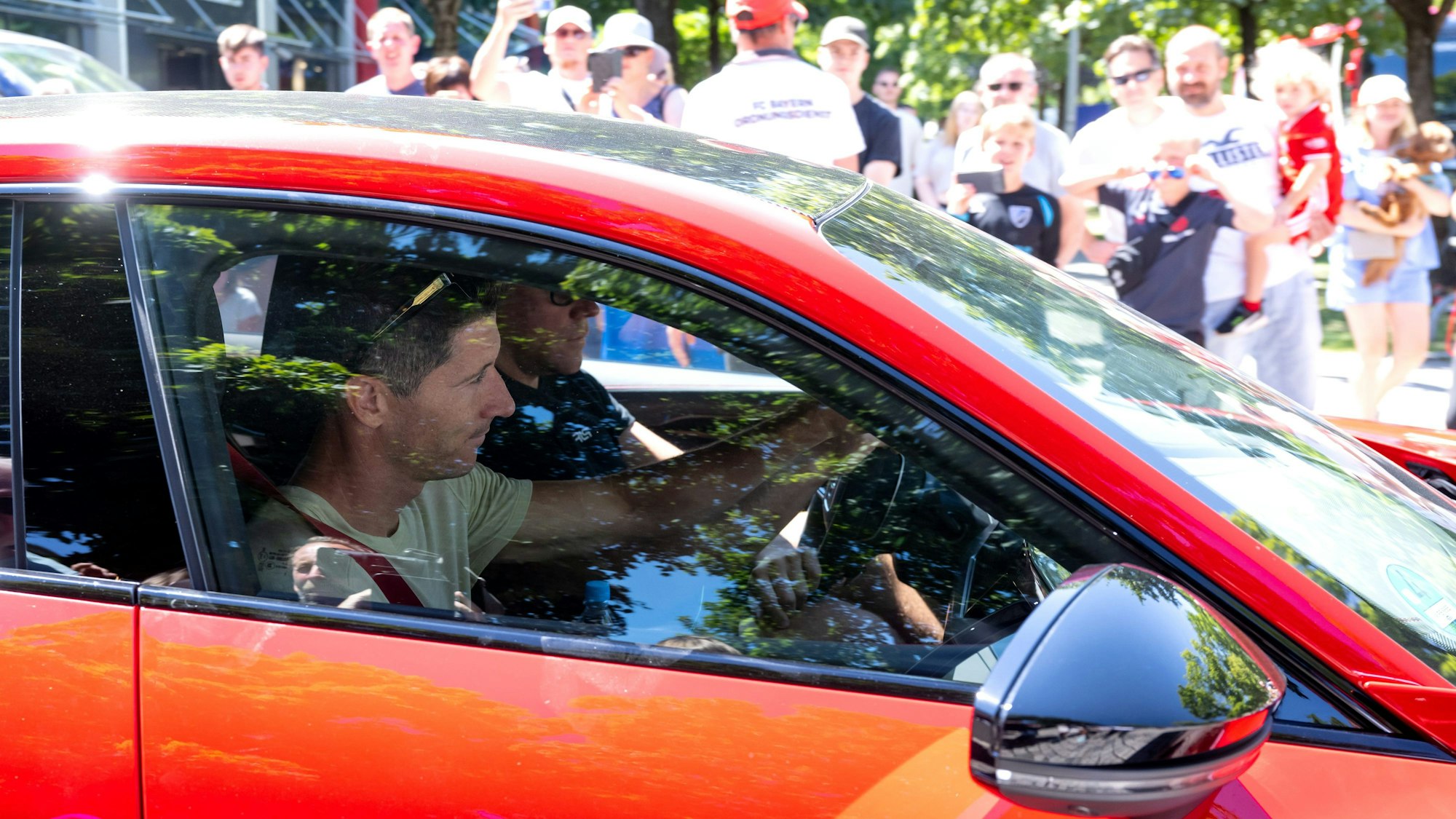 Robert Lewandowski verlässt im Auto nach dem Training das Vereinsgelände.