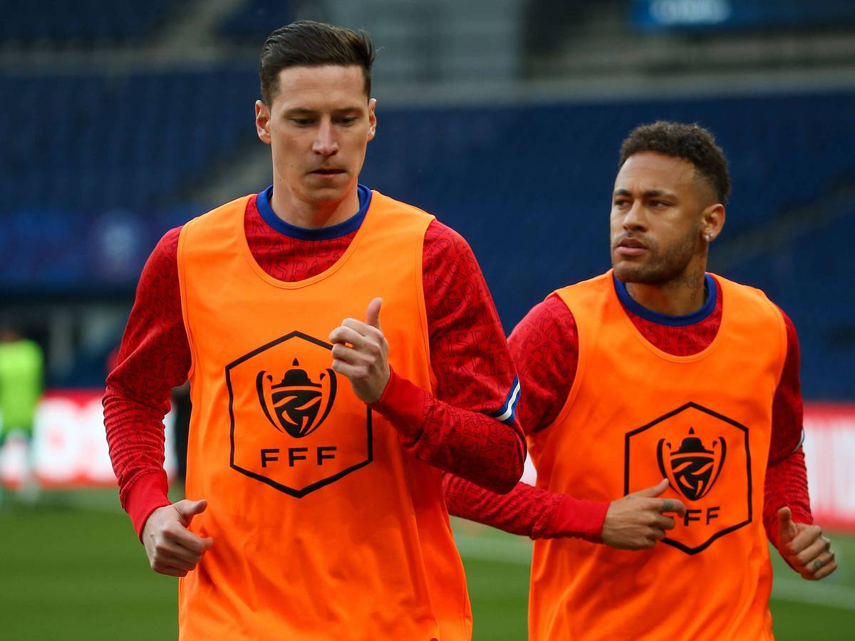 Neymar und Julian Draxler wärmen sich auf