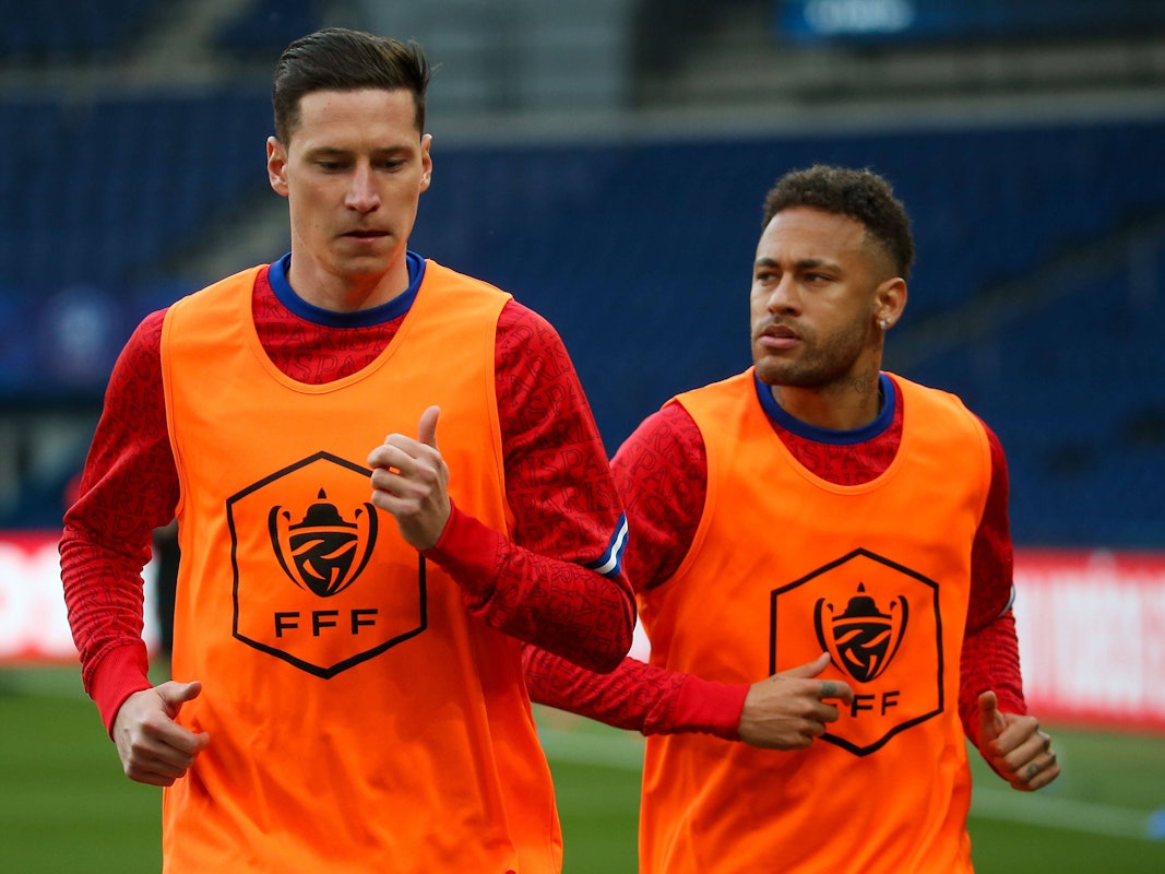 Neymar und Julian Draxler wärmen sich auf