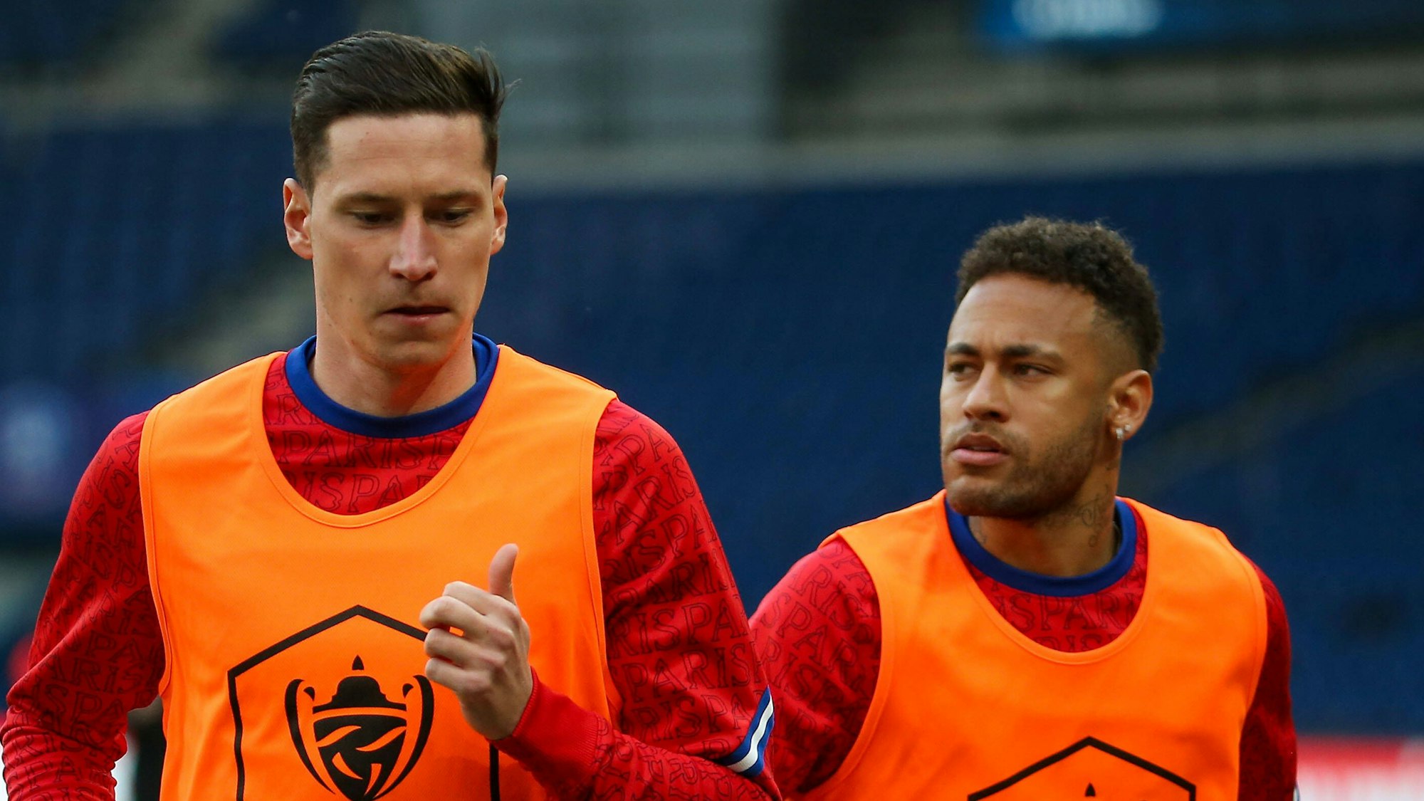Neymar und Julian Draxler wärmen sich auf