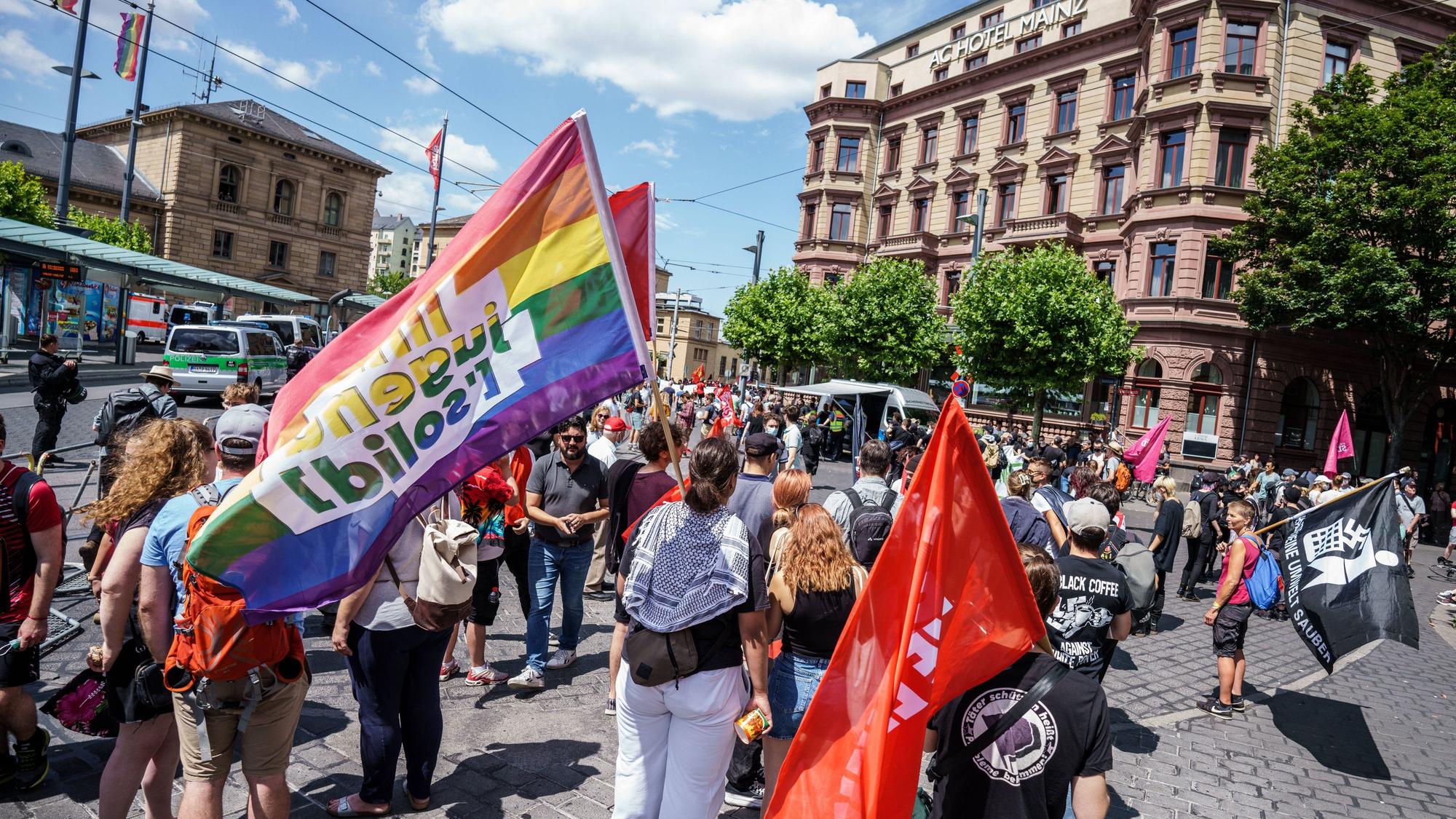 Gegendemonstranten sorgten in Mainz dafür, dass ein Neonazi-Marsch abgebrochen werden musste.
