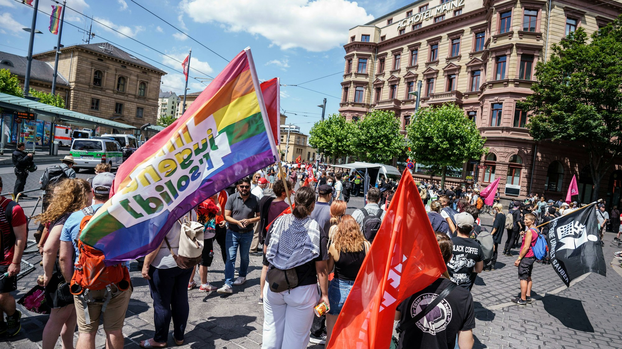 Gegendemonstranten sorgten in Mainz dafür, dass ein Neonazi-Marsch abgebrochen werden musste.