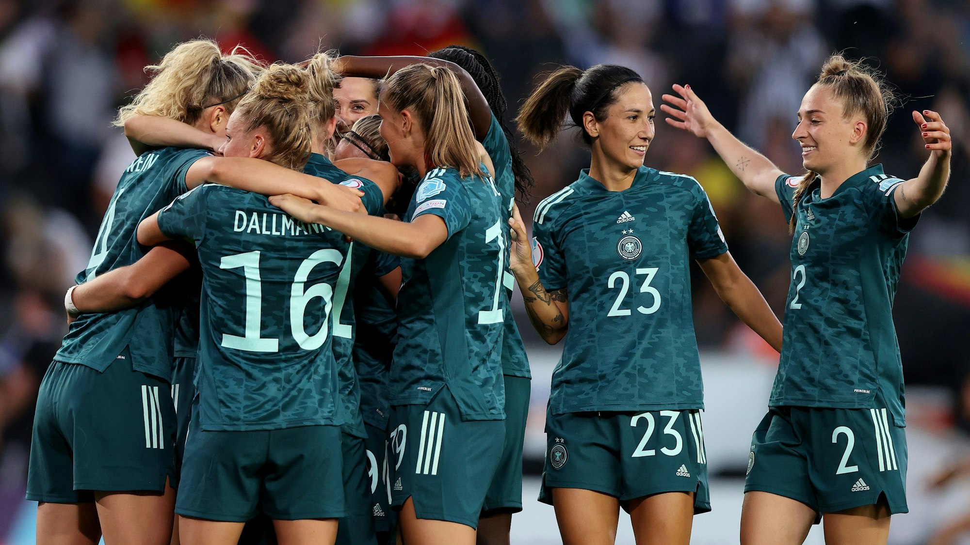 Die DFB-Kickerinnen jubeln gemeinsam.