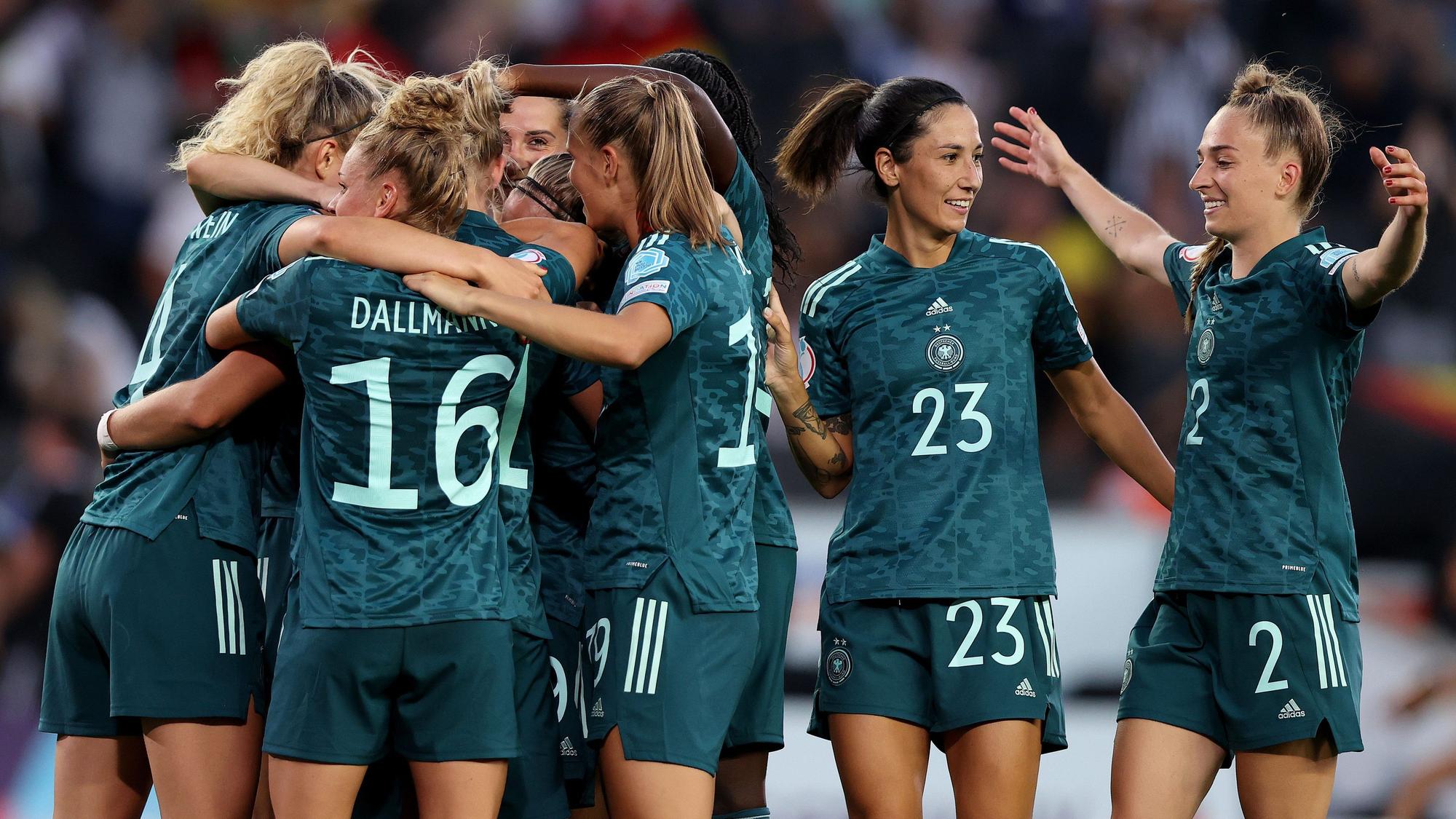 Die DFB-Frauen liegen sich nach einem Treffer in den Armen und jubeln.