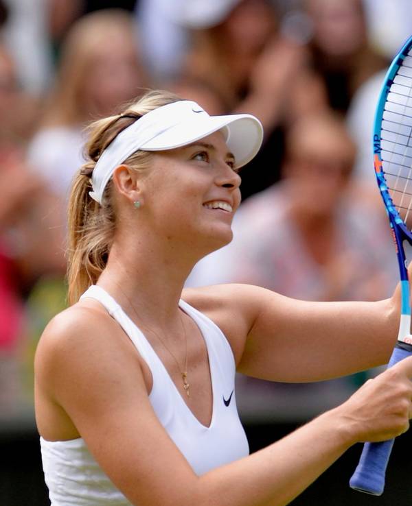 Maria Scharapowa klatscht Beifall auf ihrem Schläger.