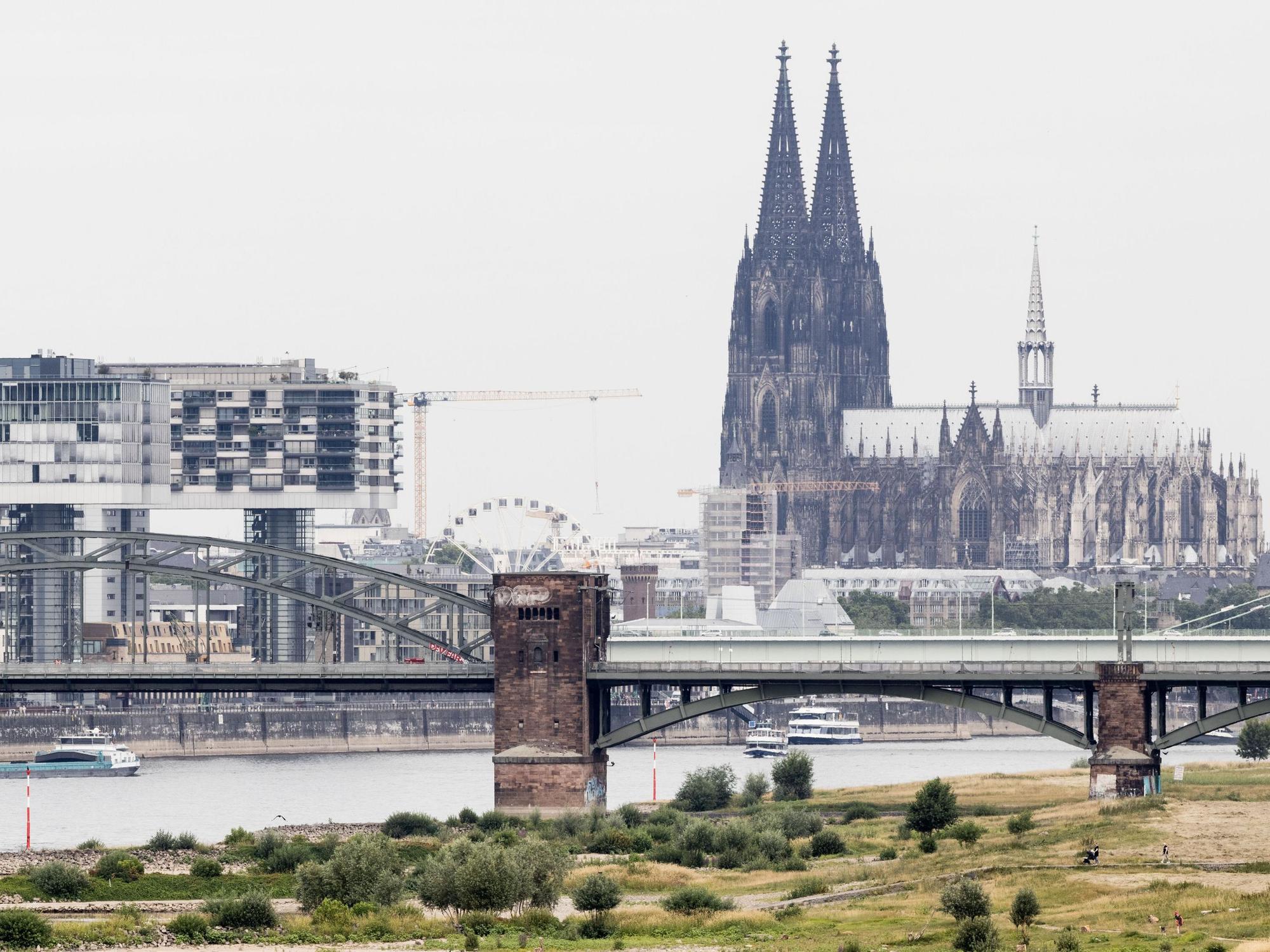 Blick auf den Rhein bei einem Pegel von 154cm . +++ dpa-Bildfunk +++
