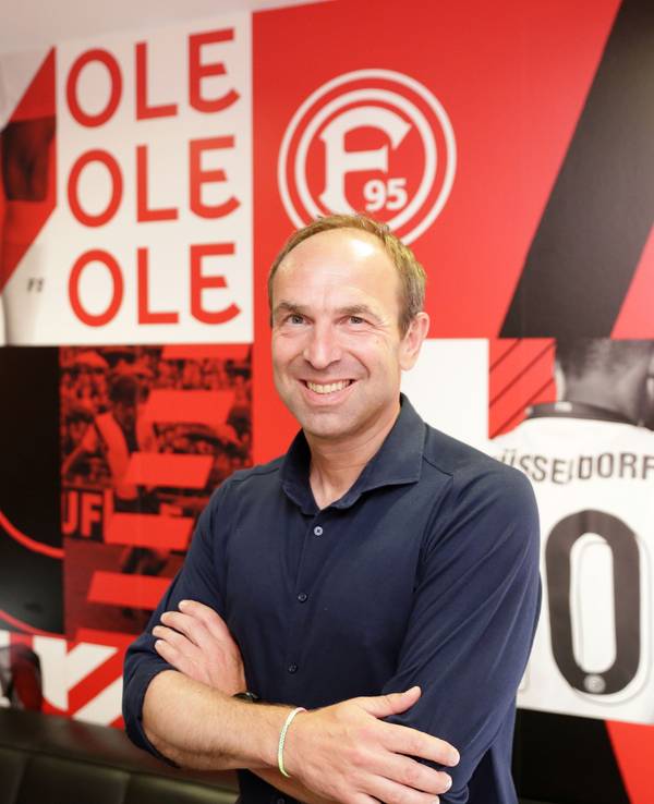 Fortuna Düsseldorfs Vorstand Alexander Jobst lächelt in die Kamera