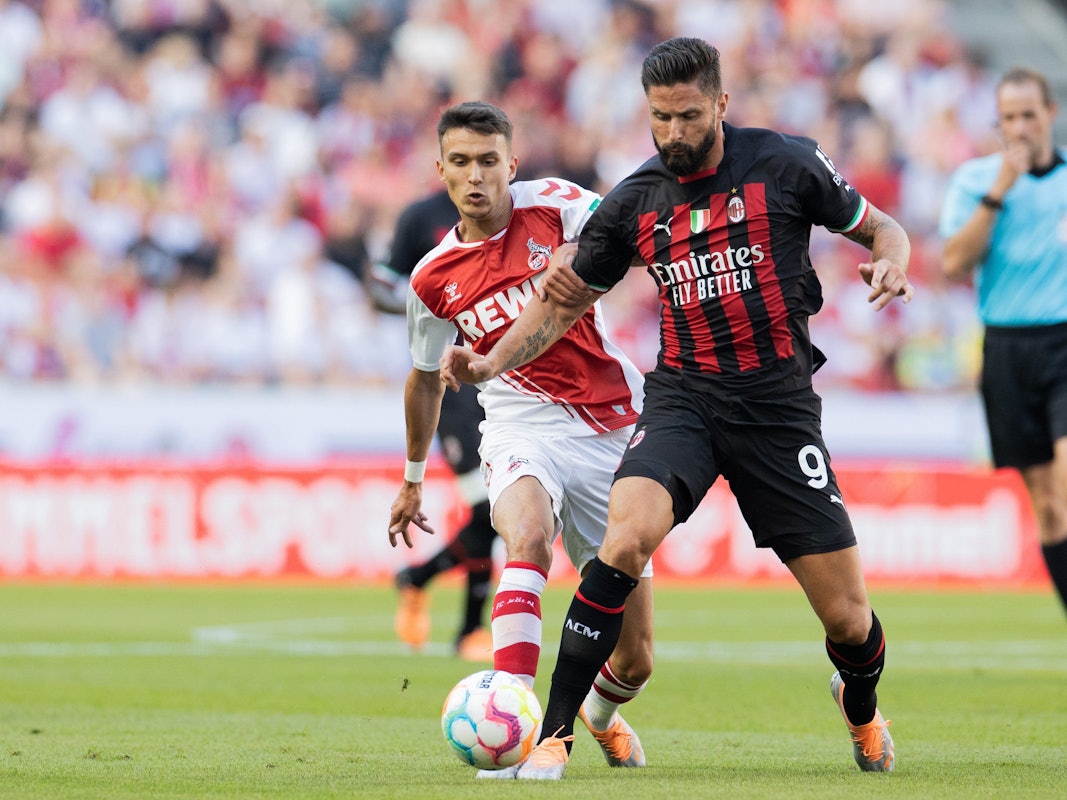 Olivier Giroud (r.) traf am Samstag (16. Juli 2022) für den AC Mailand gegen den 1. FC Köln um Dejan Ljubicic.