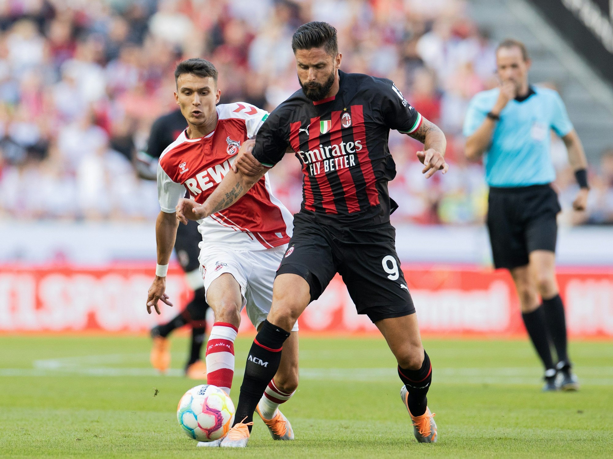 Olivier Giroud (r.) traf am Samstag (16. Juli 2022) für den AC Mailand gegen den 1. FC Köln um Dejan Ljubicic.
