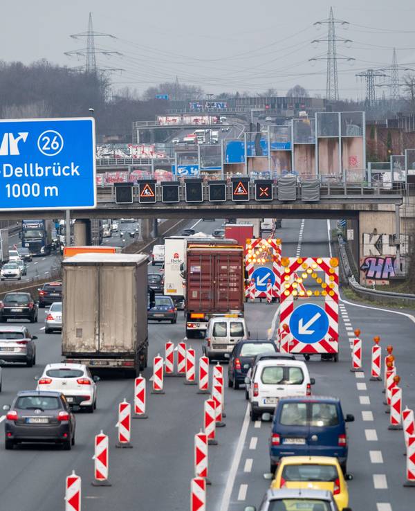 Autobahnring Stau vor Baustelle auf der A3 vor der Ausfahrt Dellbrück.
