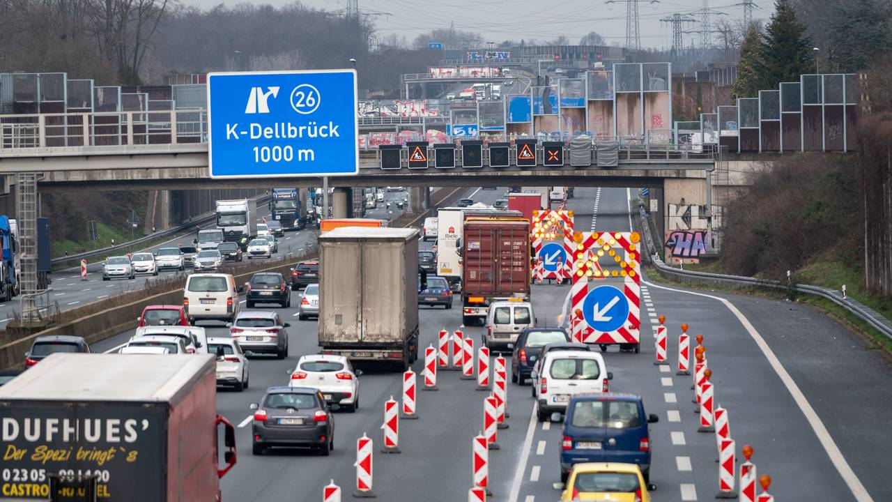 Autobahnring Stau vor Baustelle auf der A3 vor der Ausfahrt Dellbrück.