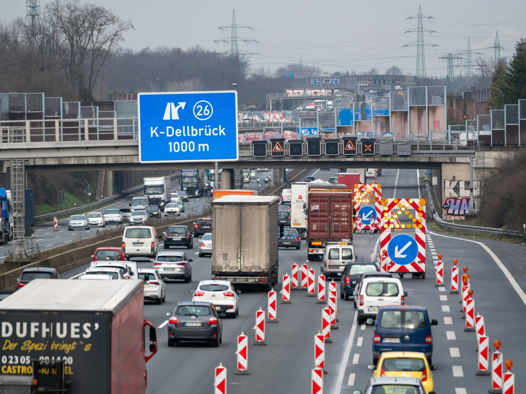 Autobahnring Stau vor Baustelle auf der A3 vor der Ausfahrt Dellbrück.
