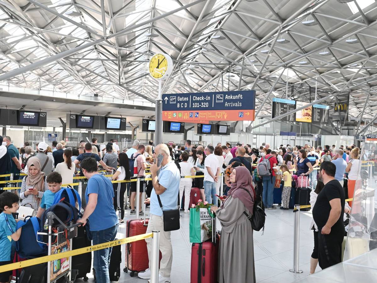 Warteschlangen im Flughafen Köln/Bonn.