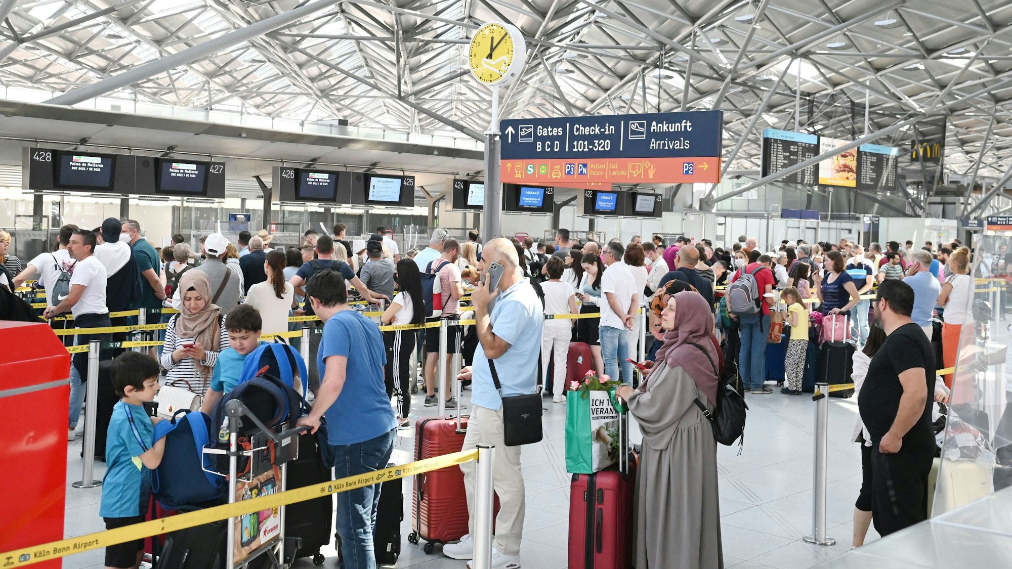 Lange Schlangen vor den Check-in-Schaltern am Flughafen Köln/Bonn