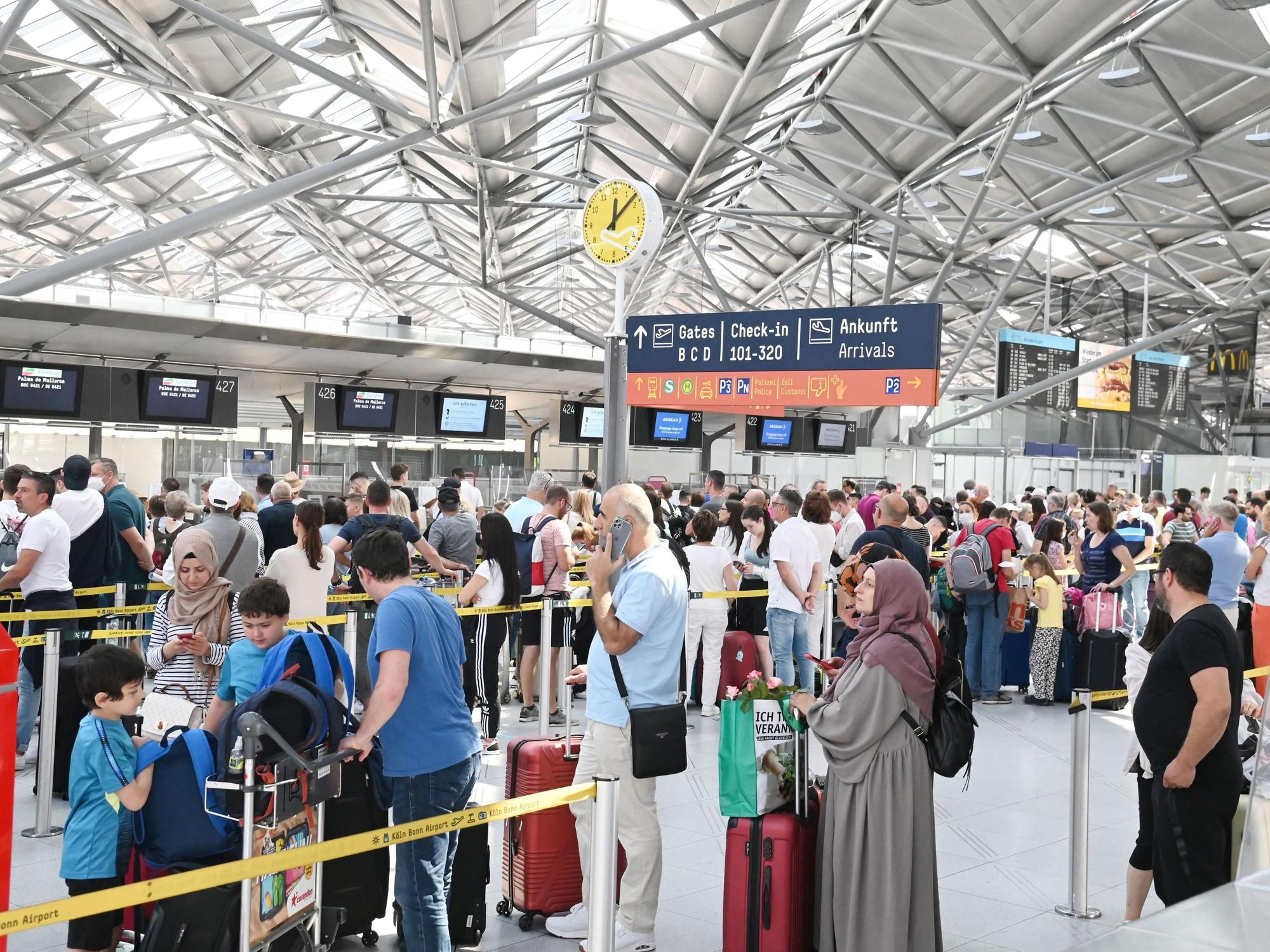 Warteschlangen im Flughafen Köln/Bonn.