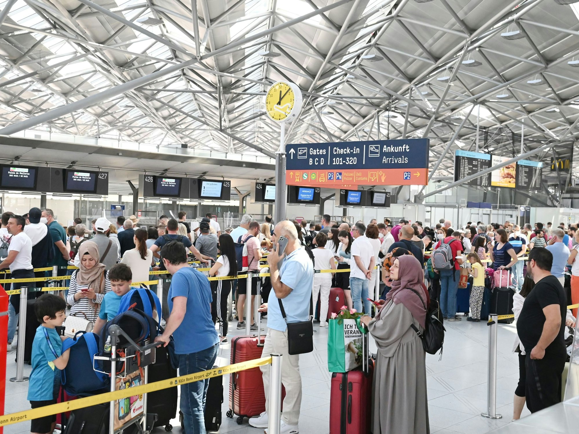 Warteschlangen im Flughafen Köln/Bonn.