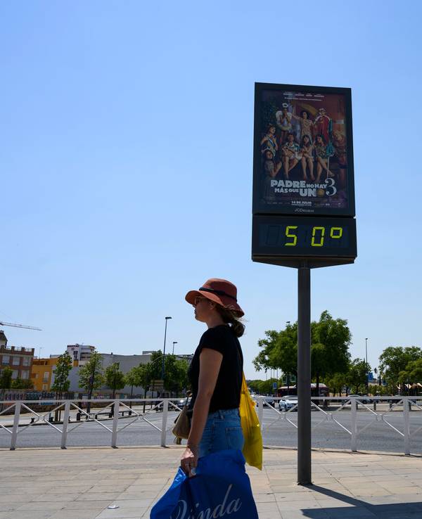 Spanien, Sevilla: Ein öffentliches Thermometer zeigt eine Temperatur von 50 Grad an. Die derzeitige Gluthitze-Periode in Spanien soll mindestens bis zum kommenden Dienstag anhalten.