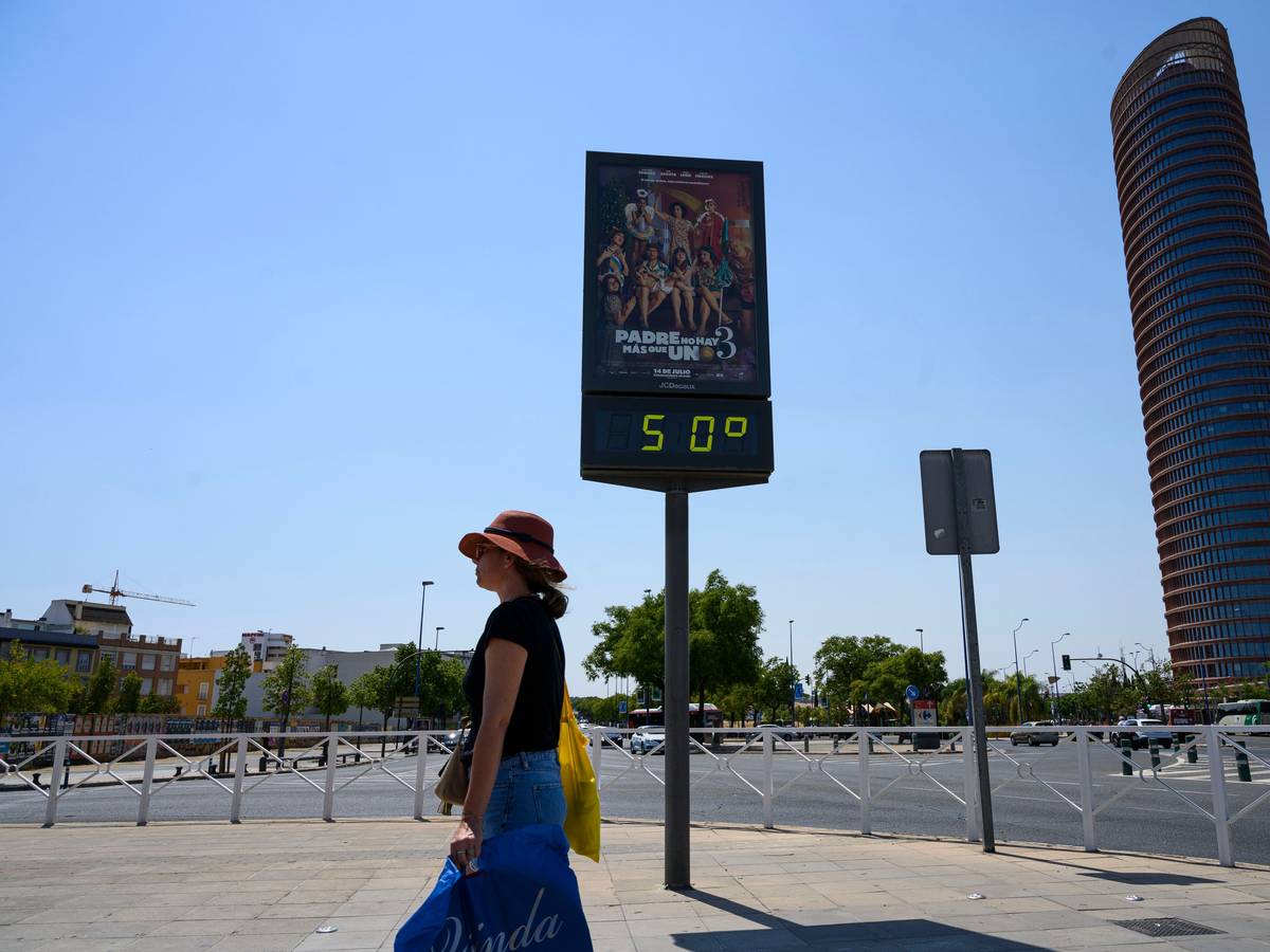 Spanien, Sevilla: Ein öffentliches Thermometer zeigt eine Temperatur von 50 Grad an. Die derzeitige Gluthitze-Periode in Spanien soll mindestens bis zum kommenden Dienstag anhalten.