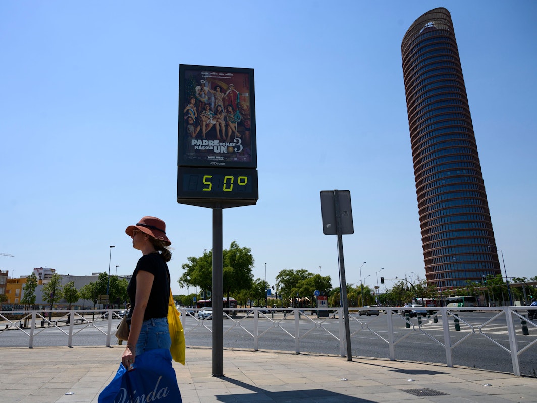 Spanien, Sevilla: Ein öffentliches Thermometer zeigt eine Temperatur von 50 Grad an. Die derzeitige Gluthitze-Periode in Spanien soll mindestens bis zum kommenden Dienstag anhalten.