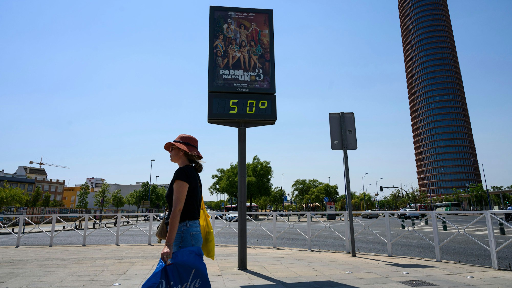 Spanien, Sevilla: Ein öffentliches Thermometer zeigt eine Temperatur von 50 Grad an. Die derzeitige Gluthitze-Periode in Spanien soll mindestens bis zum kommenden Dienstag anhalten.