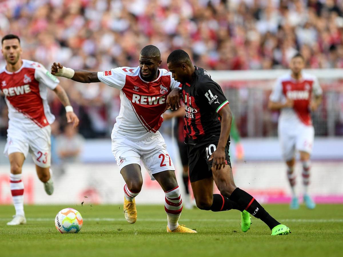 Anthony Modeste im Zweikampf mit Pierre Kalulu.