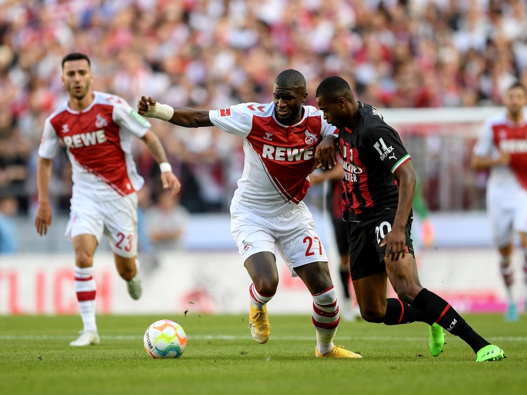 Anthony Modeste im Zweikampf mit Pierre Kalulu.