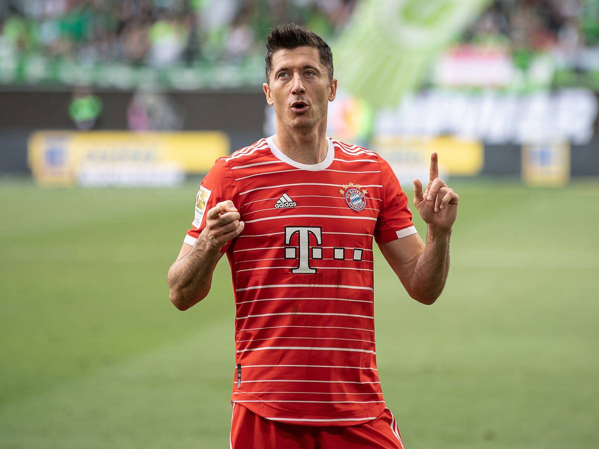 Robert Lewandowski jubelt im Trikot des FC Bayern München.