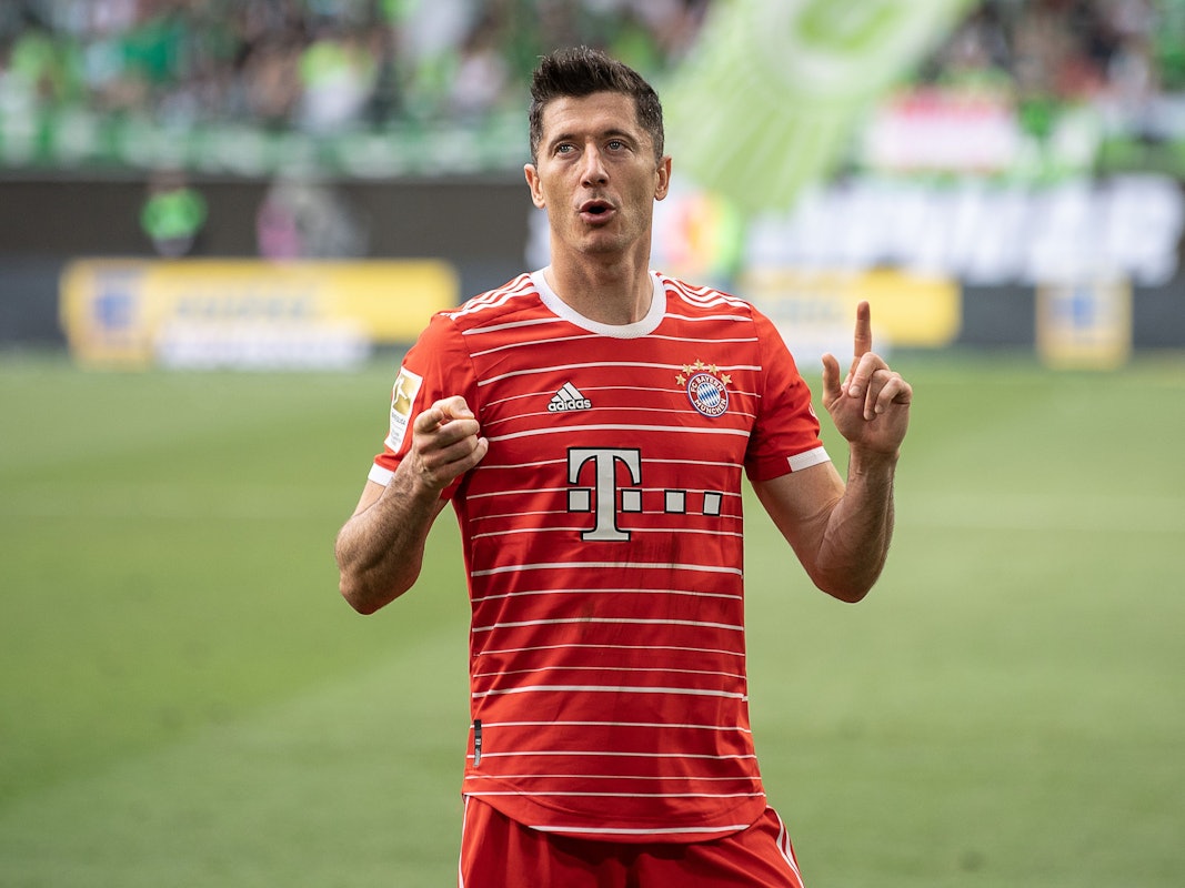 Robert Lewandowski jubelt im Trikot des FC Bayern München.