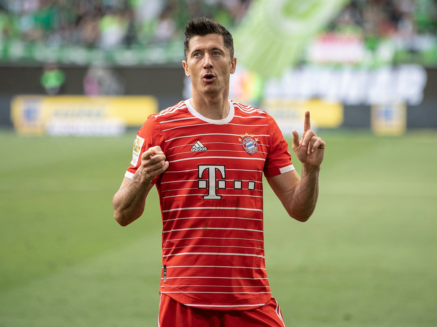 Robert Lewandowski jubelt im Trikot des FC Bayern München.