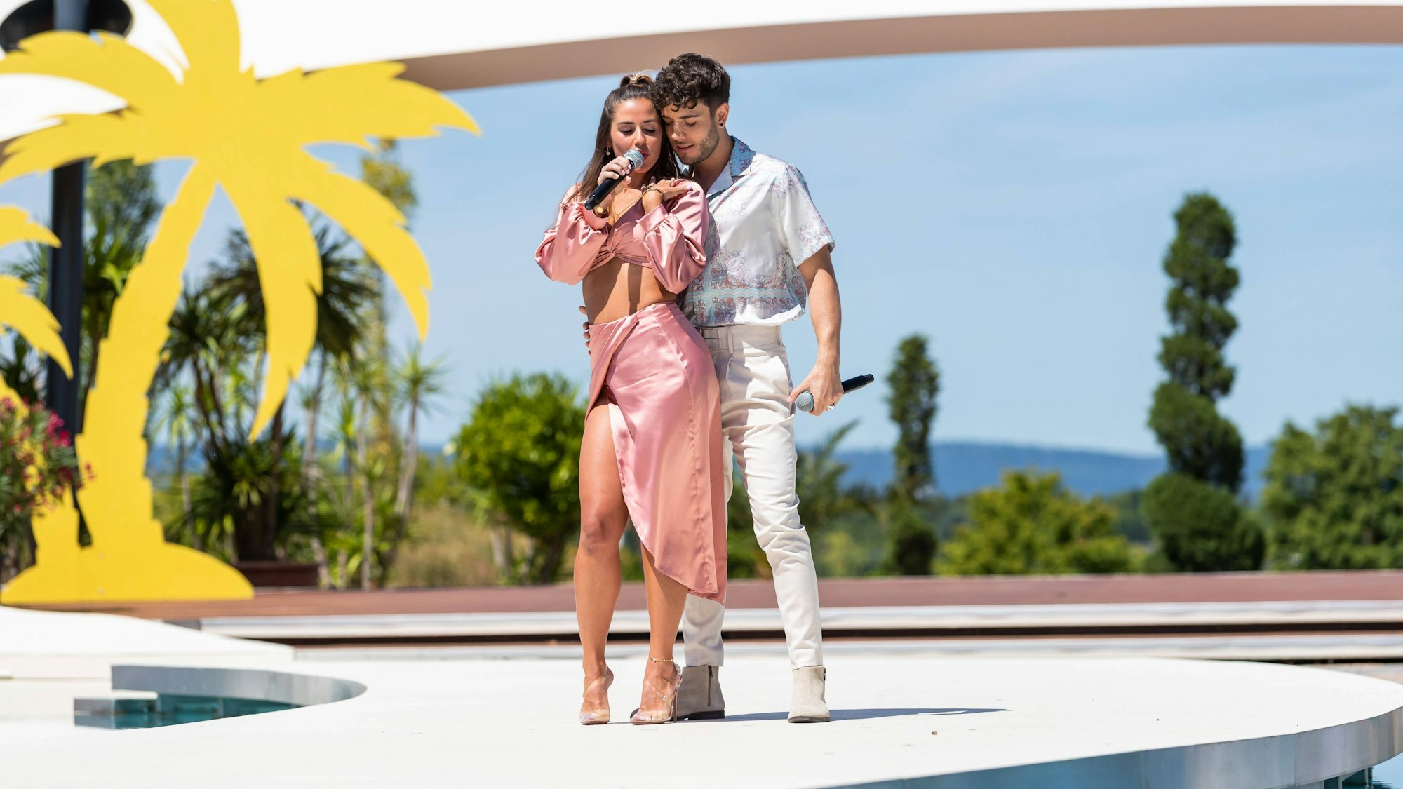 Sarah Engels, hier gemeinsam mit Sänger Luca Hänni am Sonntag (17. Juli 2022) im ZDF-„Fernsehgarten“, sorgte mit ihrem Duett-Partner für eine Überraschung.