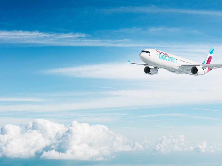 Ein Flugzeug der Fluggesellschaft Eurowings Discover im Flug. Dieses Symbolfoto wurde im Juni 2021 aufgenommen.