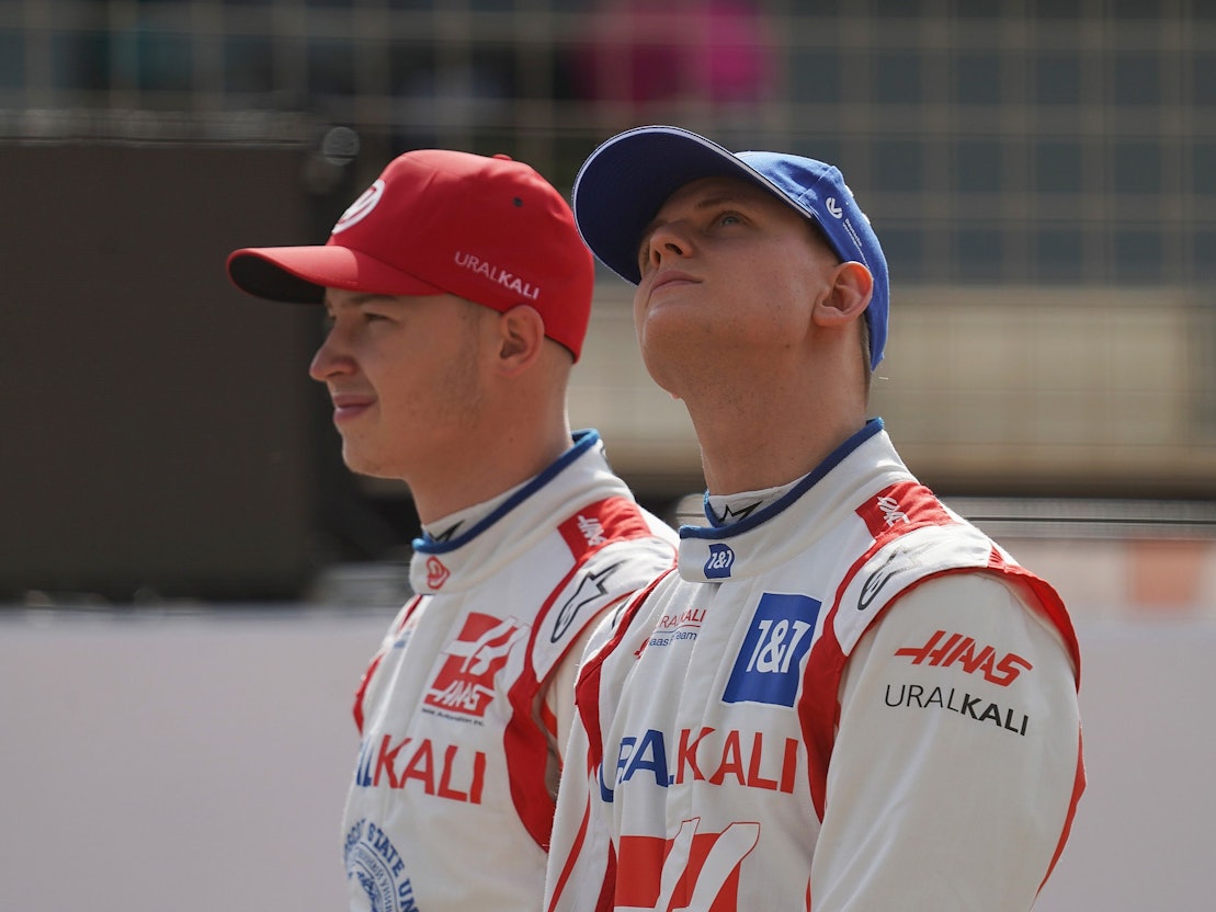 Mick Schumacher (v.) und Nikita Mazepin, hier bei einer Strecken-Begehung in Bahrain, fuhren in der vergangenen Saison gemeinsam für Haas in der Formel 1.