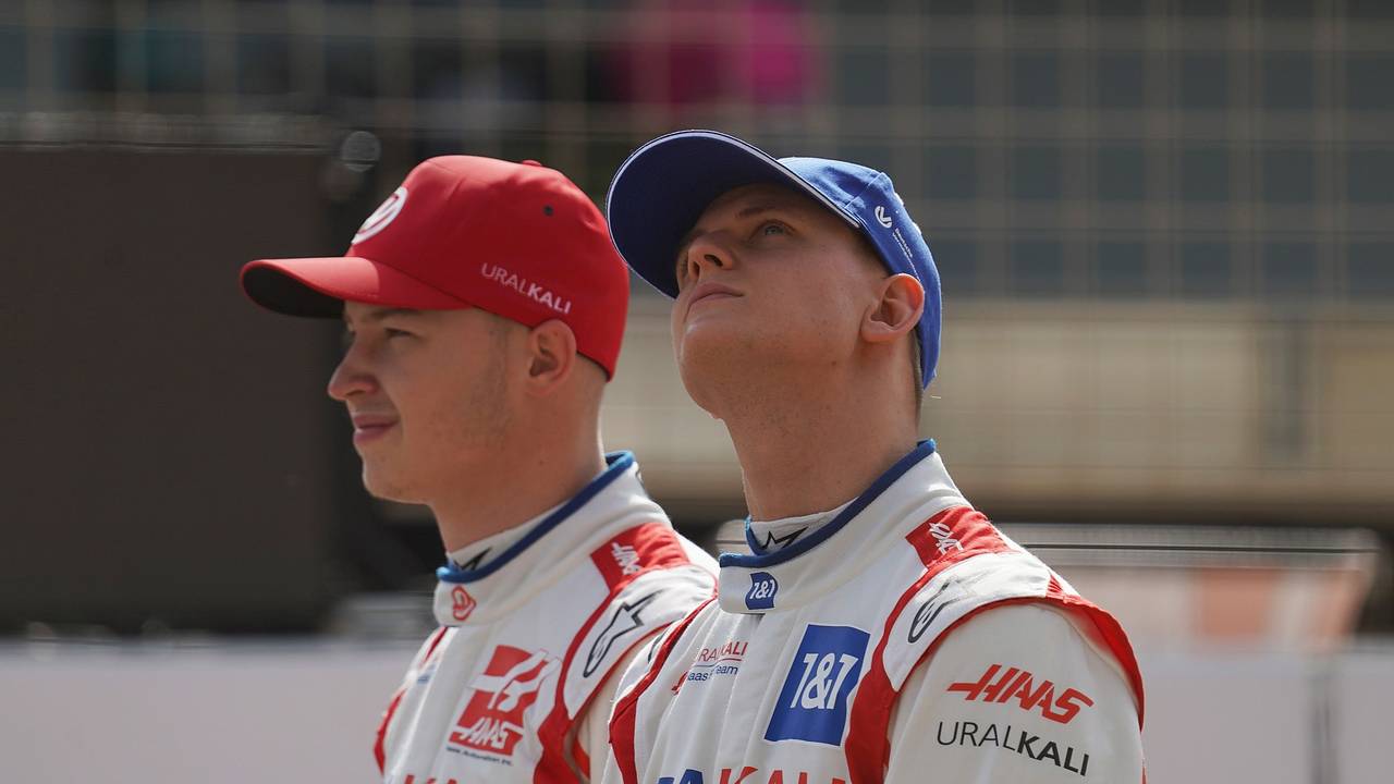Mick Schumacher (v.) und Nikita Mazepin, hier bei einer Strecken-Begehung in Bahrain, fuhren in der vergangenen Saison gemeinsam für Haas in der Formel 1.
