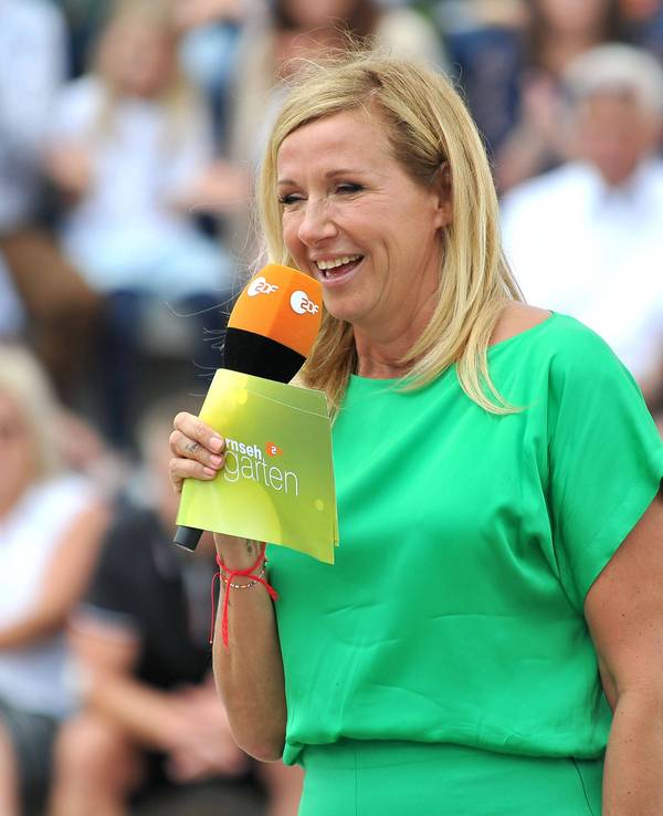 „Fernsehgarten“-Moderatorin Andrea Kiewel, hier während der Live-Show am 10. Juli 2022 in Mainz, tappte in ein unangenehmes Fettnäpfchen.