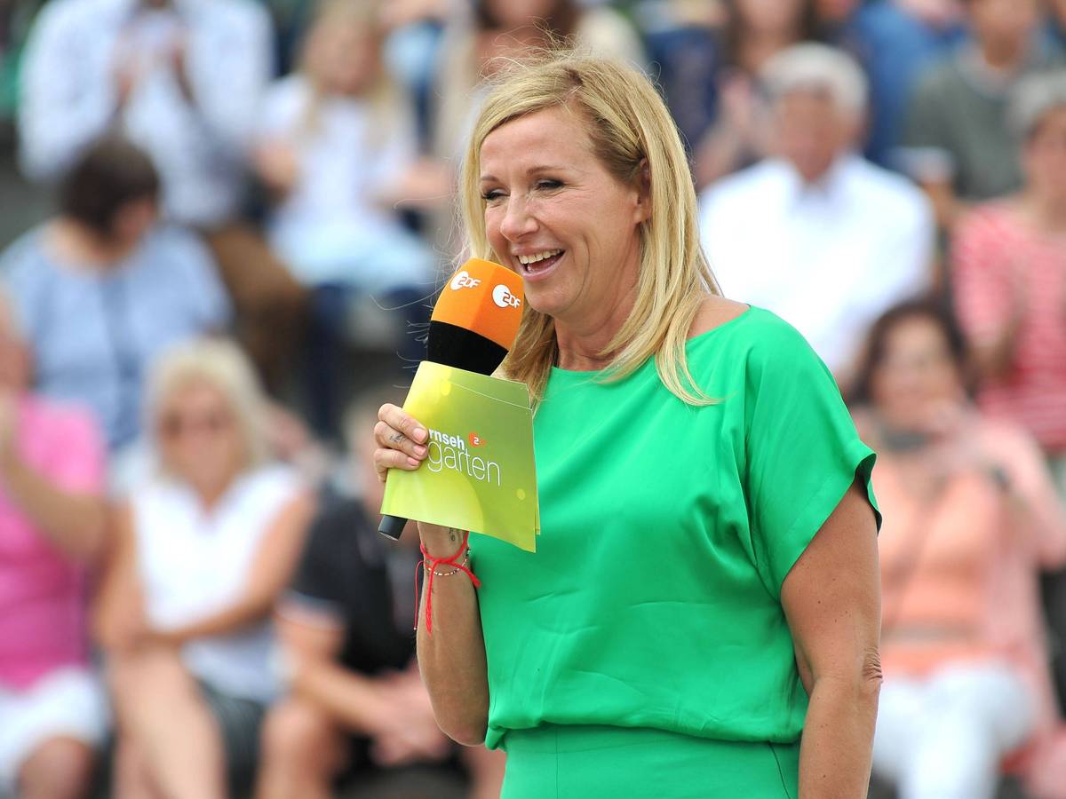 „Fernsehgarten“-Moderatorin Andrea Kiewel, hier während der Live-Show am 10. Juli 2022 in Mainz, tappte in ein unangenehmes Fettnäpfchen.