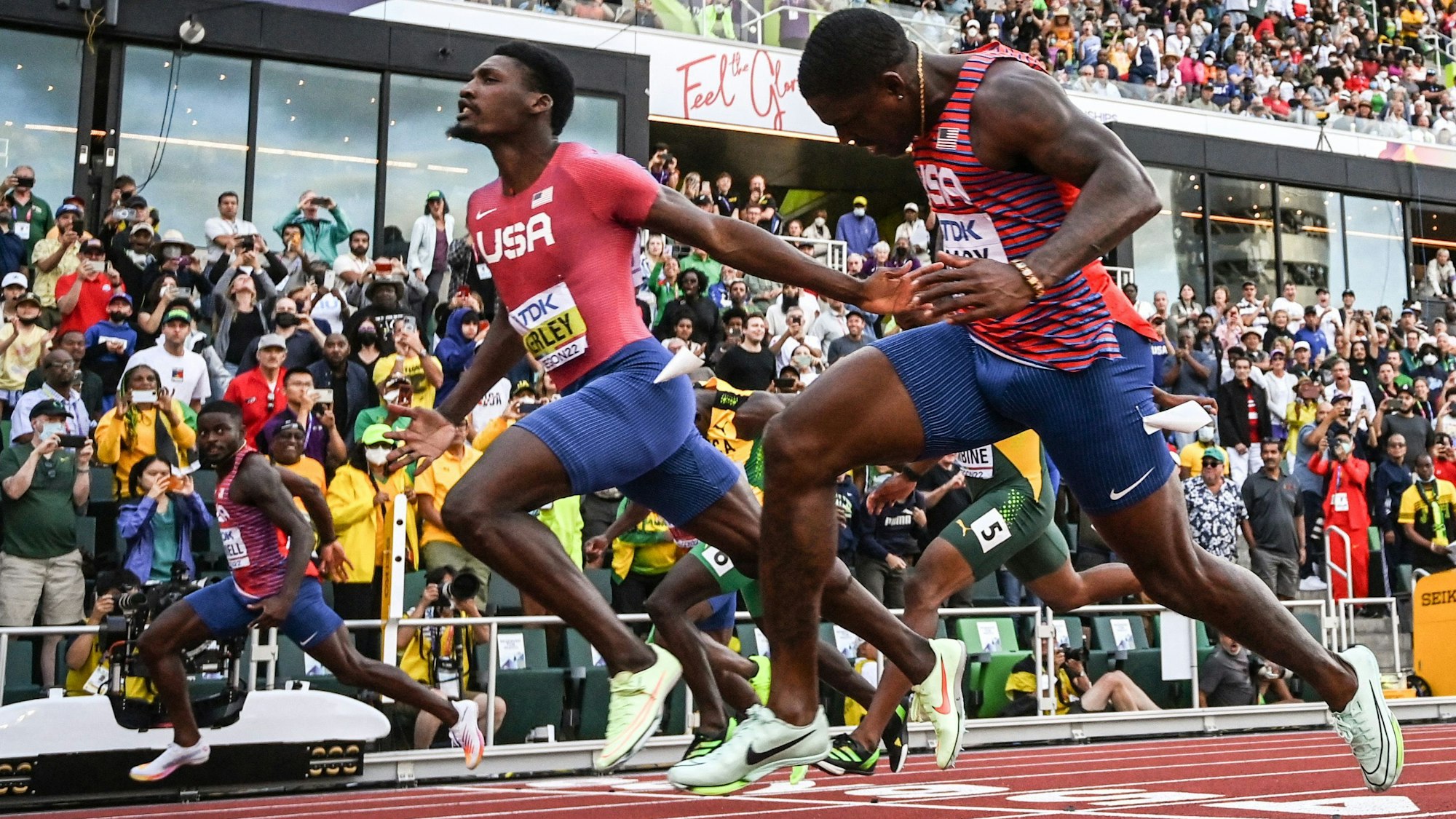 Zieleinlauf im Kampf um den Sieg im 100-Meter-Finale der Männer bei der Leichtathletik-WM in Eugene/Oregon. Trayvon Bromell (l.), Fred Kerley (M.) und Marvin Bracy machten das Podium unter sich aus.