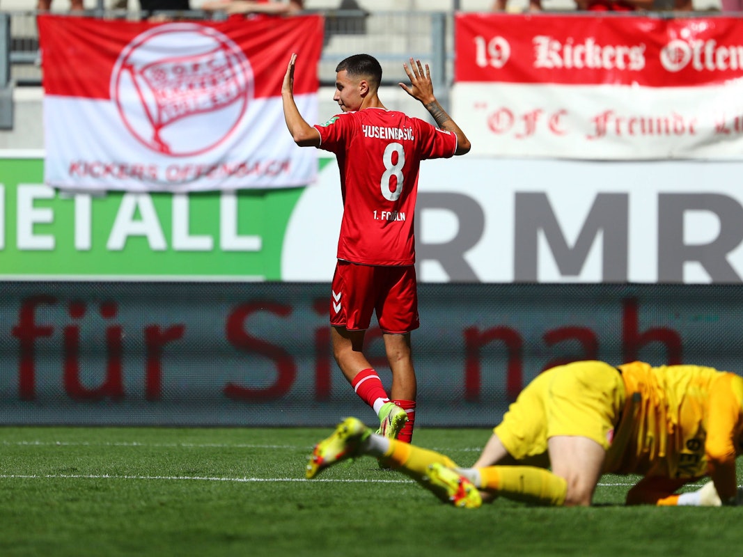Denis Huseinbasic traf am Sonntag (17. Juli 2022) für den 1. FC Köln gegen seinen Ex-Klub Kickers Offenbach und entschuldigte sich sofort.