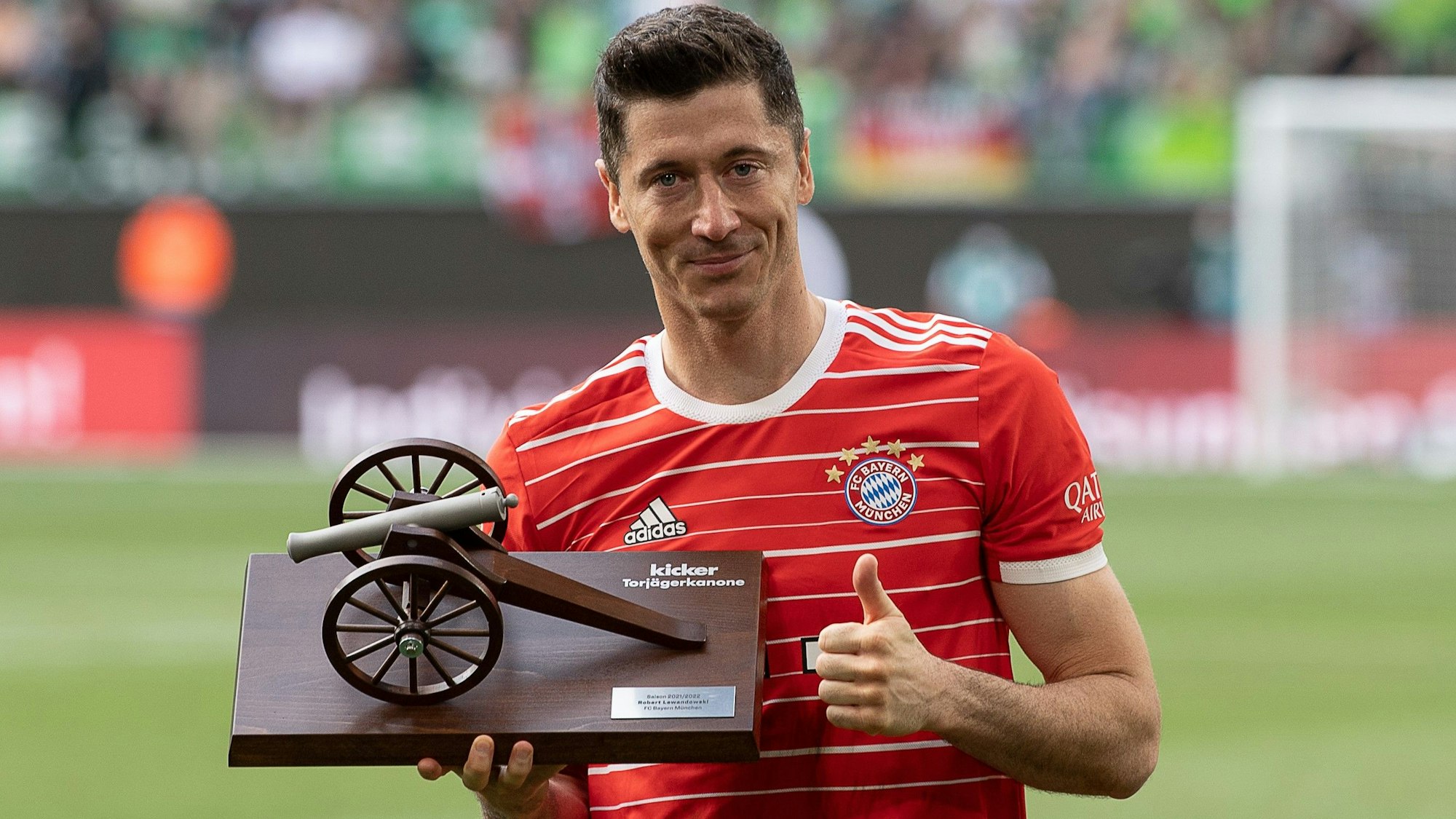 Robert Lewandowski nach seinem letzten Spiel für Bayern München mit der Torjägerkanone