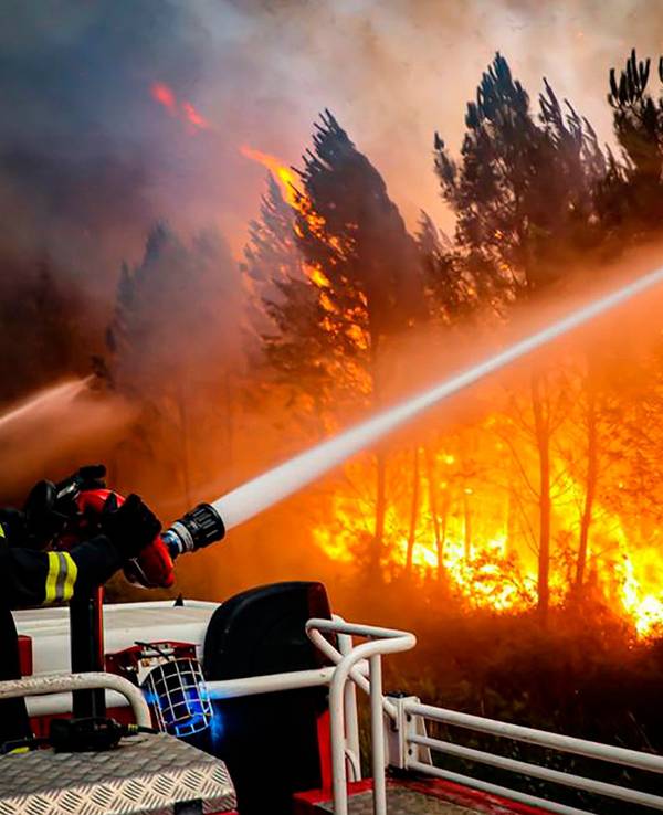 Dieses Foto, das von der Feuerwehr der Region Gironde zur Verfügung gestellt wurde, zeigt Feuerwehrleute, die am 14. Juli 2022 ein Lauffeuer in der Nähe von Landiras im Südwesten Frankreichs bekämpfen.