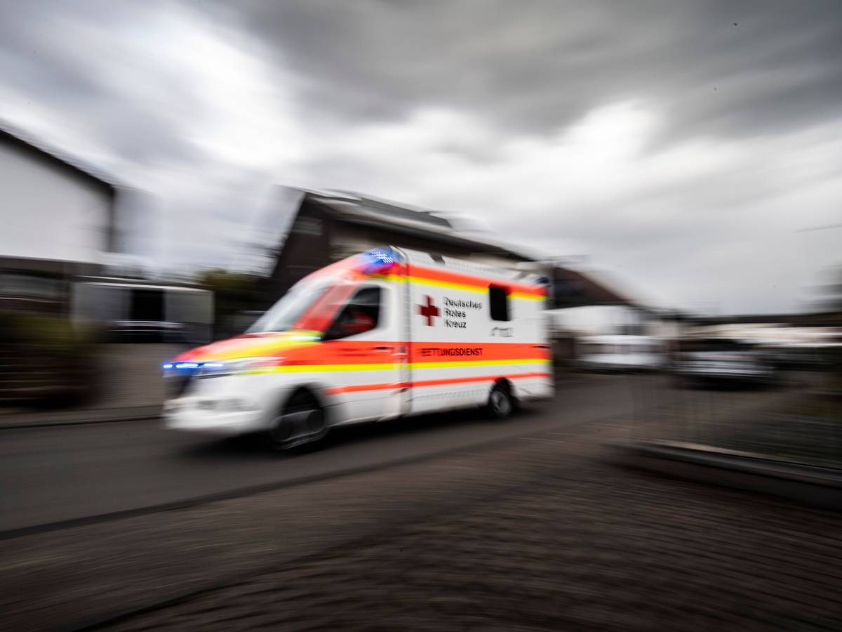 Rettungswagen fährt mit hoher Geschwindigkeit durch eine Straße.