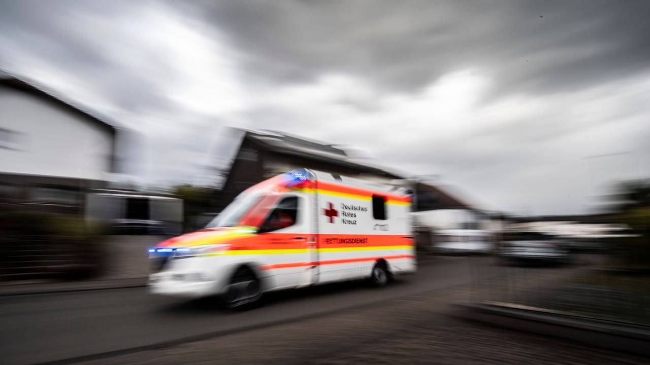 Rettungswagen fährt mit hoher Geschwindigkeit durch eine Straße.