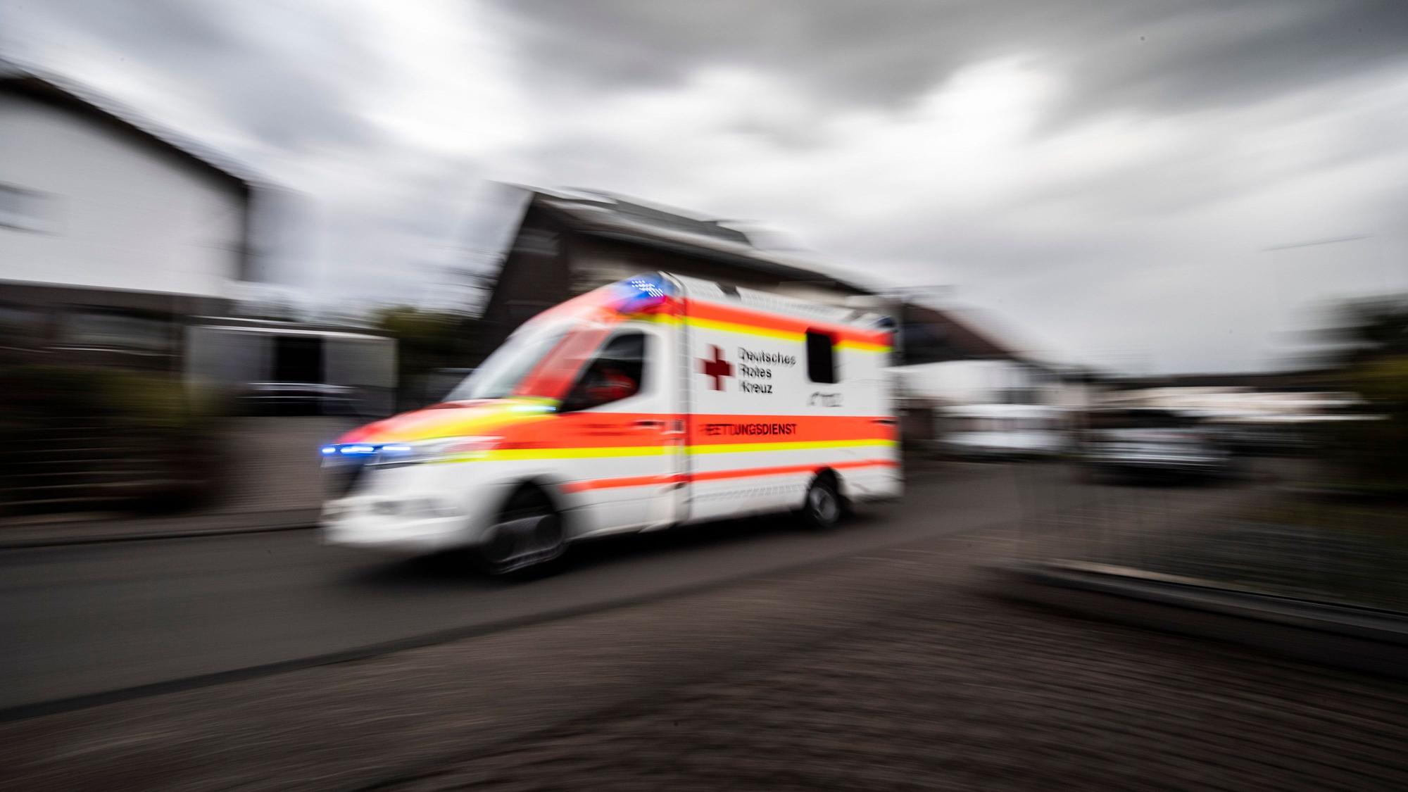 Rettungswagen fährt mit hoher Geschwindigkeit durch eine Straße.