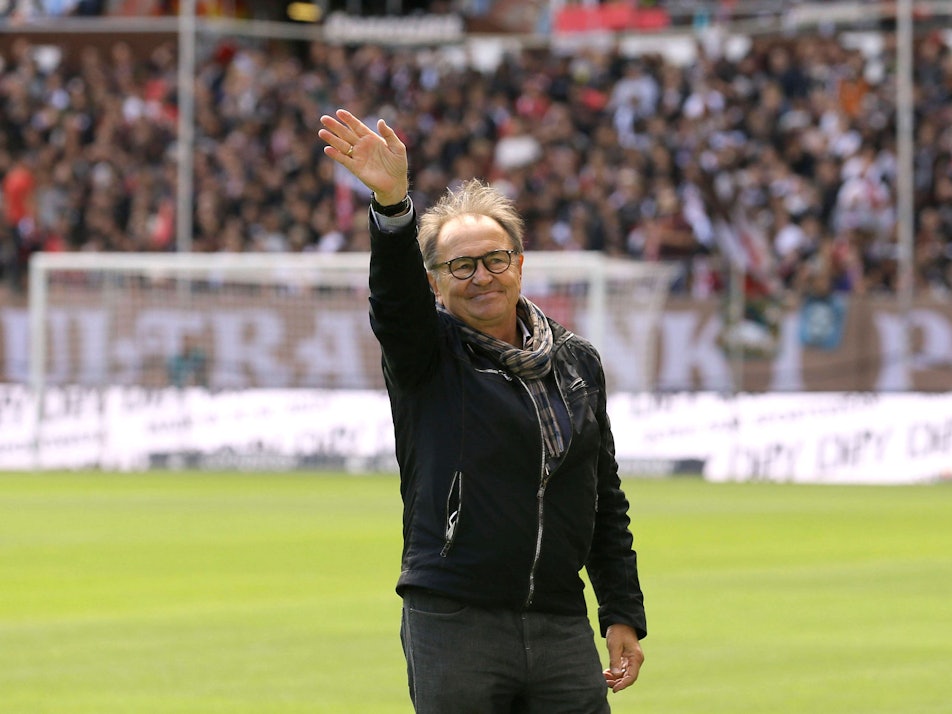 Ewald Lienen winkt in Richtung der Fans auf den Tribünen des Millerntorstadions.