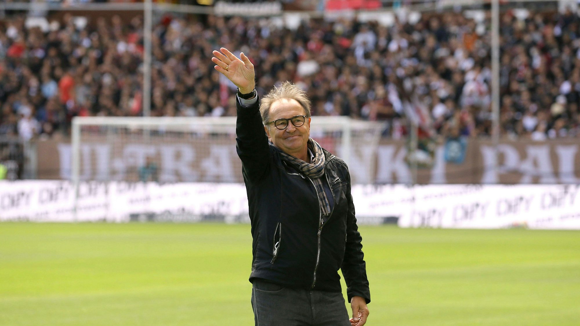 Ewald Lienen winkt in Richtung der Fans auf den Tribünen des Millerntorstadions.