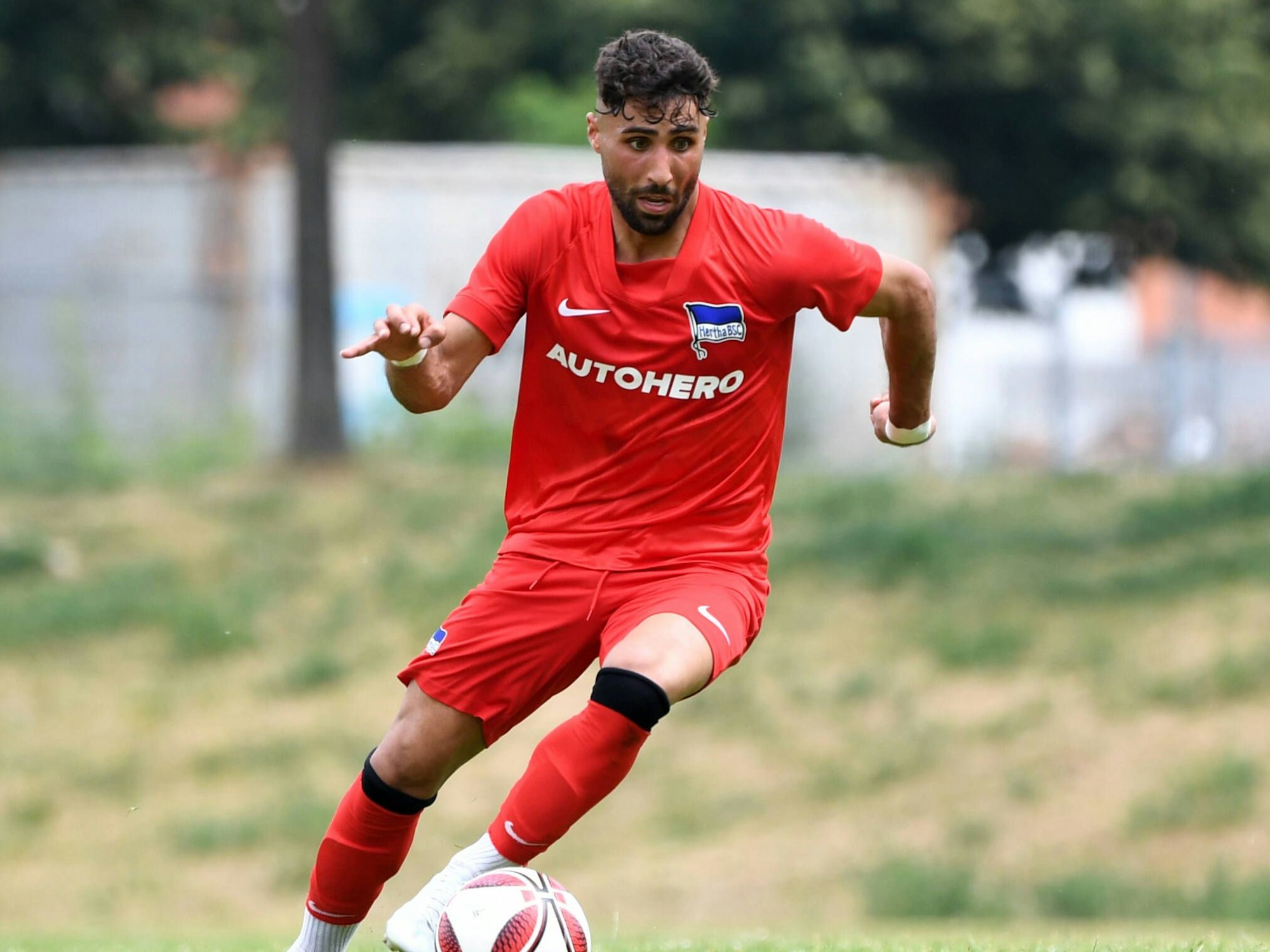 Nader El-Jindaoui führt den Ball Eng am Fuß.